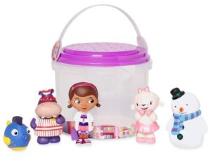 Disney Store Oficial Set de Juguetes para el Baño para Niños, Doctora Juguetes, 5 Piezas, Incluye Cubo con Tapa Colador y Cinco Figuras, Apto para Edades de 6 Meses+