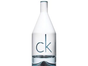 CALVIN KLEIN IN2U Eau de Toilette para hombres | Fragancia masculina cítrica con notas amaderadas orientales y gin de lima | Larga duración | 100 ml